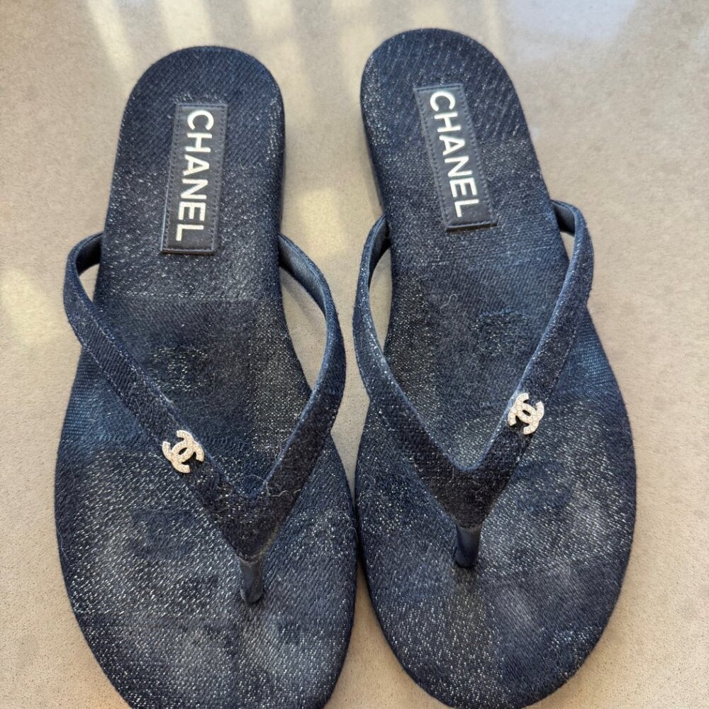 CHANEL 2024 Interlocking CC Logo Flip Flops - Authentic